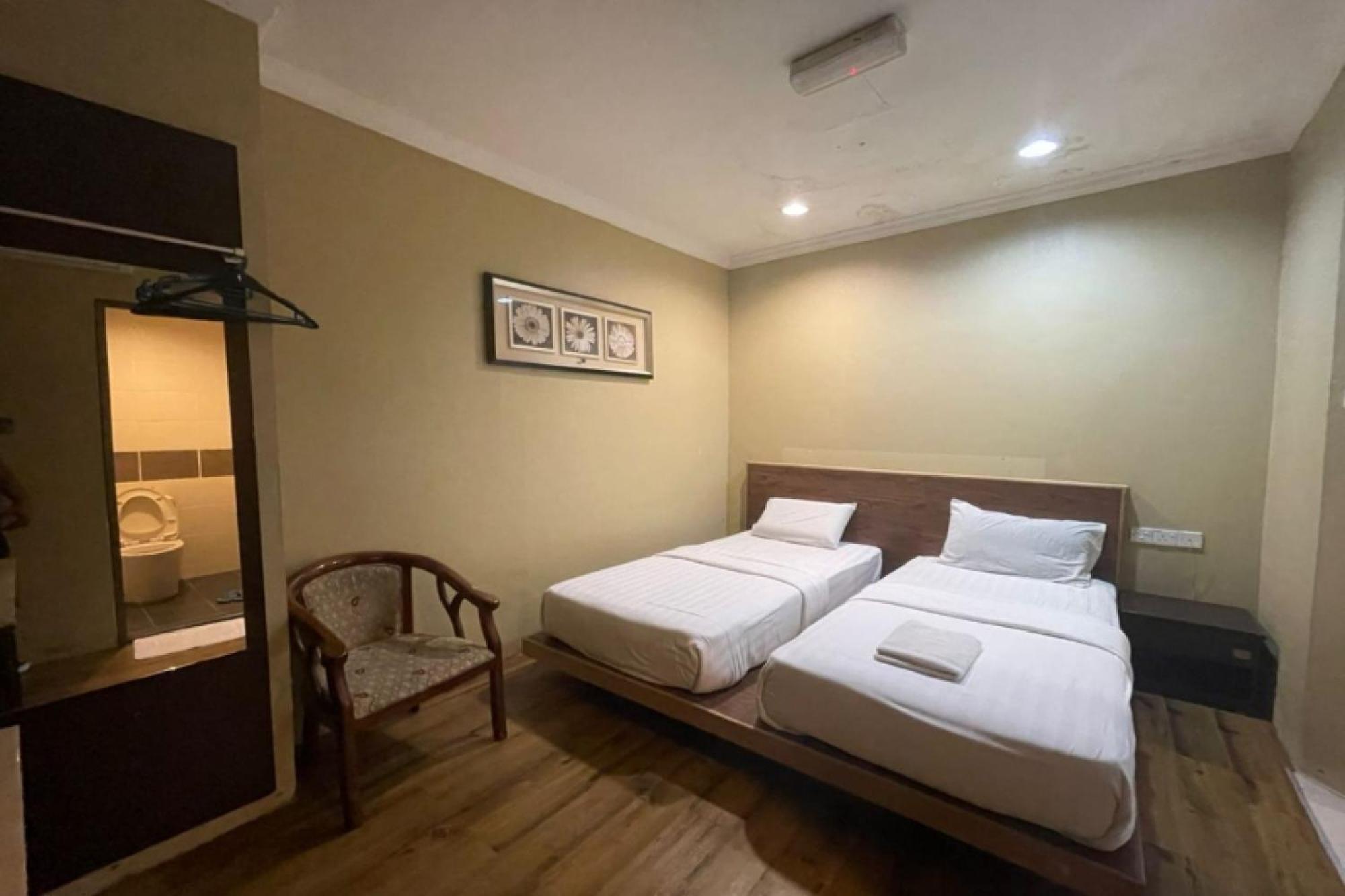 Oyo 90411 Perdana Hotel Labuan Esterno foto