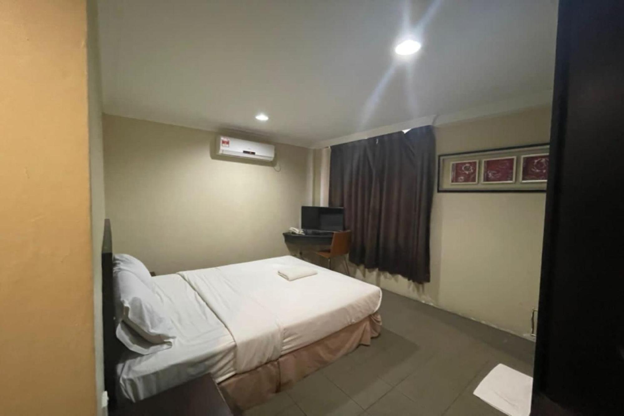 Oyo 90411 Perdana Hotel Labuan Esterno foto